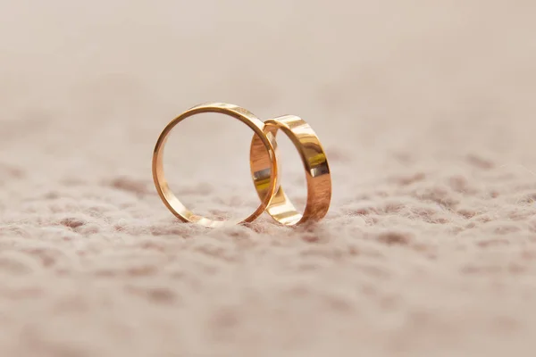 두 개의 결혼 반지입니다. 사랑 개념 — 스톡 사진