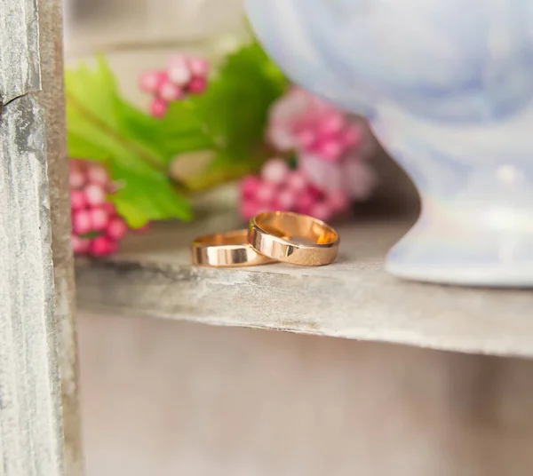 Dos anillos de boda. Concepto de amor —  Fotos de Stock