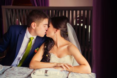 Güzel gelin ve damat güzel bir odada