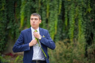 yürüyen damat park almak kravat