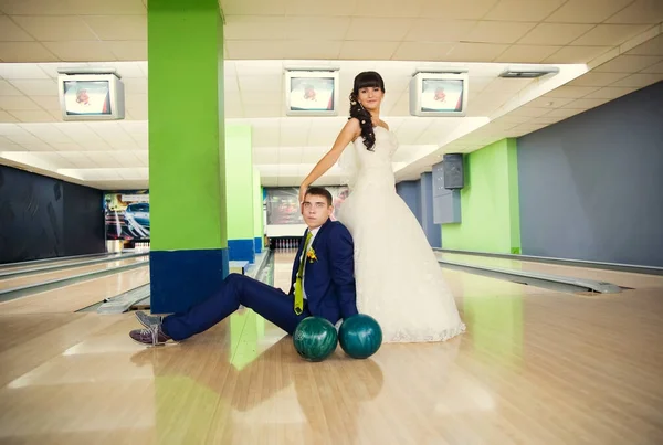 Unga brudparet i bowling — Stockfoto