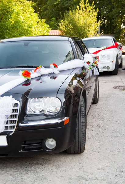 Lyxbilar bröllop svart och vitt, dekorerad med blommor — Stockfoto