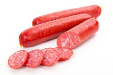 Tütsülenmiş sosisler beyaz arka planda izole edilmiş