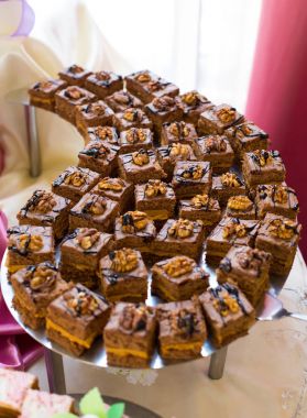 Tatlı ve lezzetli kek düğün Resepsiyon Masa üzerinde