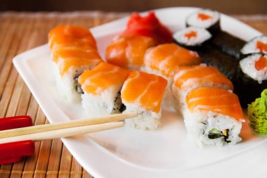 krem peynir ve içine salatalık ile rulo. tepesinde somon