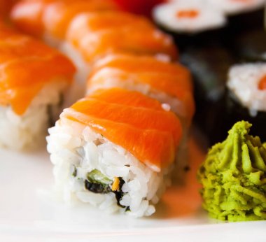 krem peynir ve içine salatalık ile rulo. tepesinde somon