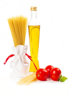 Zeytinyağı, yeşil ve domates ile İtalyan makarna