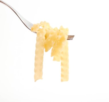 Çatal üzerinde kırmızı domates soslu taze spagetti yakın çekim