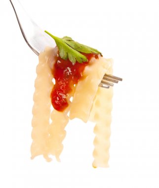 Çatal üzerinde kırmızı domates soslu taze spagetti yakın çekim