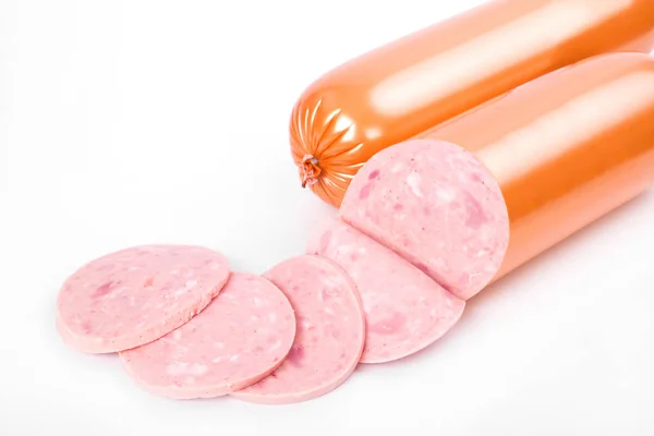 Saucisse cuite, jambon avec tranches isolées sur fond blanc — Photo