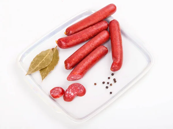 Saucisses fumées sur assiette isolée sur fond blanc — Photo