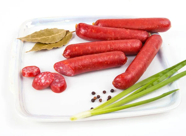 Saucisses fumées sur assiette isolée sur fond blanc — Photo