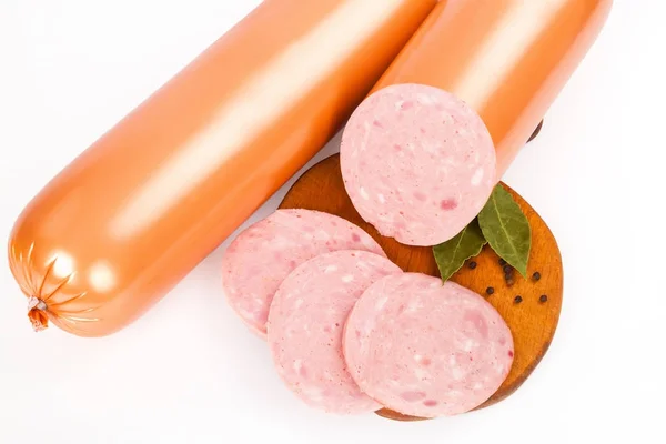 kesme tahtası beyaz arka plan üzerinde izole sosis ile