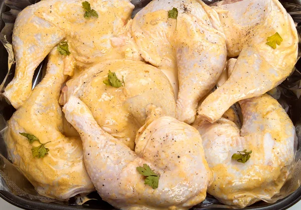 Fresh raw chicken legs in marinade — Stock Photo, Image