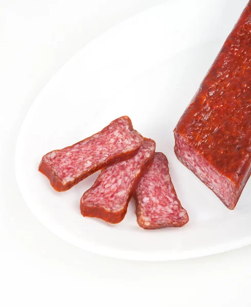 Tranches de saucisse de salami italien sur fond blanc — Photo