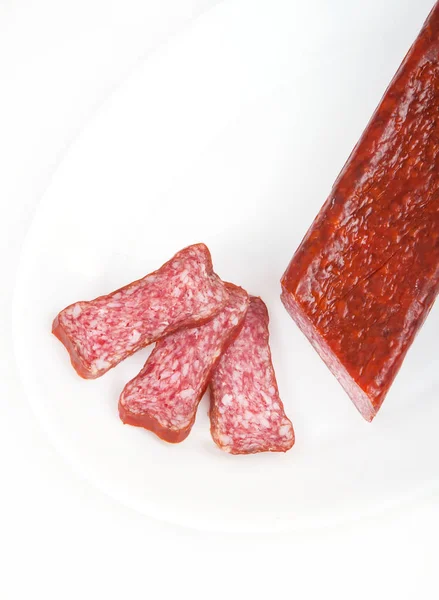 Salsicha de salame italiano fatias no fundo branco — Fotografia de Stock
