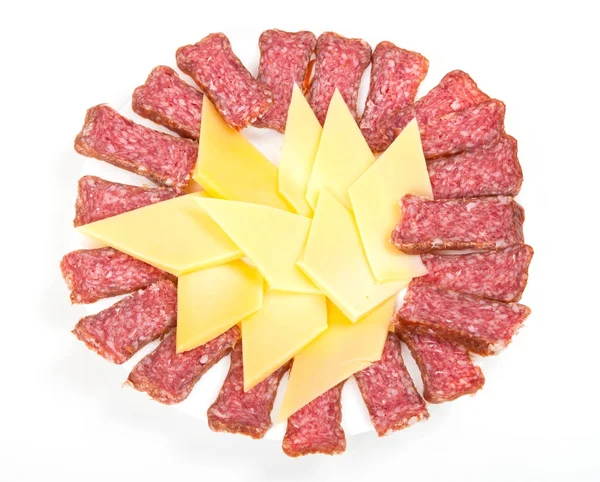 Une pile de salchichon, salami rouge, saucisse fumée et fromage sur un — Photo