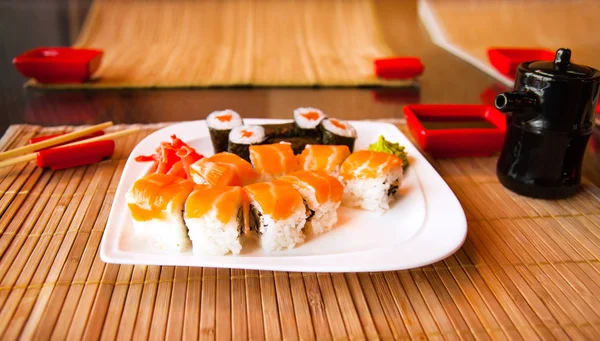 krem peynir ve içine salatalık ile rulo. tepesinde somon