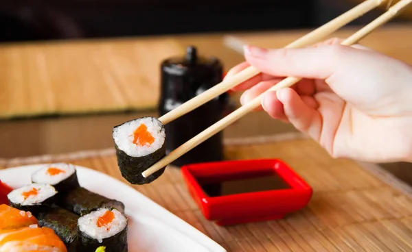 寿司箸を維持し、醤油漬 — ストック写真