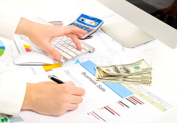 Obchodní muž na pracovišti s pero, kalkulačky, klávesnice, peníze — Stock fotografie