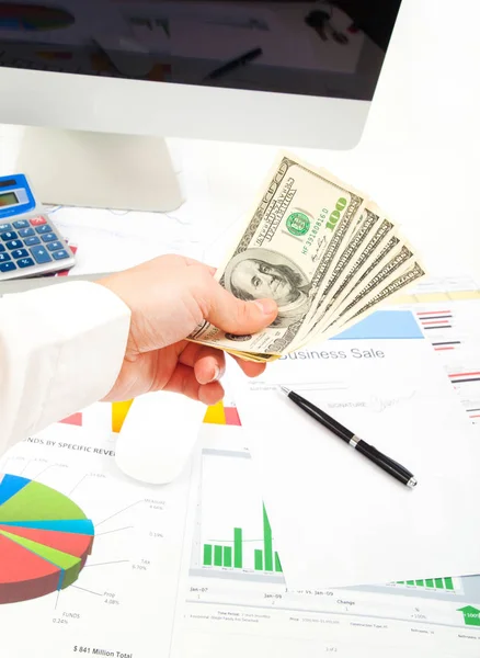 Účetnictví. Obchodní muž ruce v úřadu dát peníze — Stock fotografie