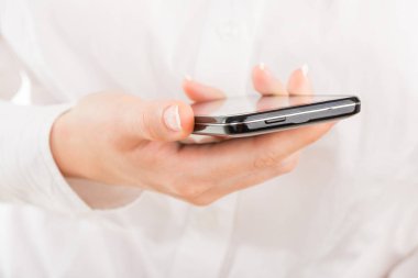 İş kadını genç ellerde ve güzel kullanarak mobil çivi