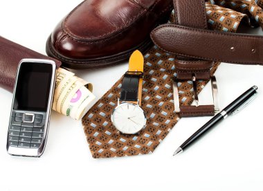 İşadamı sabah. Ayakkabı, kravat, saatler, kalem, telefon, para 