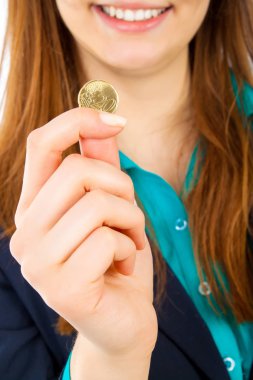 Elinde 20 euro cent sikke ile gülümseyen iş kadını