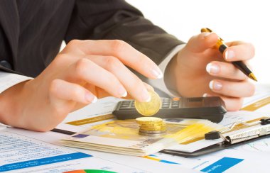 Muhasebe. İş kadını ofiste eller. Para, para