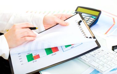 iş kadını Office belgeleriyle çalışma