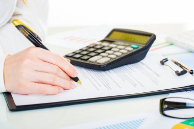 kadın si sığ odaklanmak ile sözleşme imzalama Ofis Masası