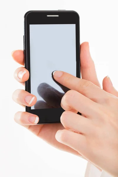 Fiatal kezek és szép üzletasszony körmök segítségével mobil — Stock Fotó