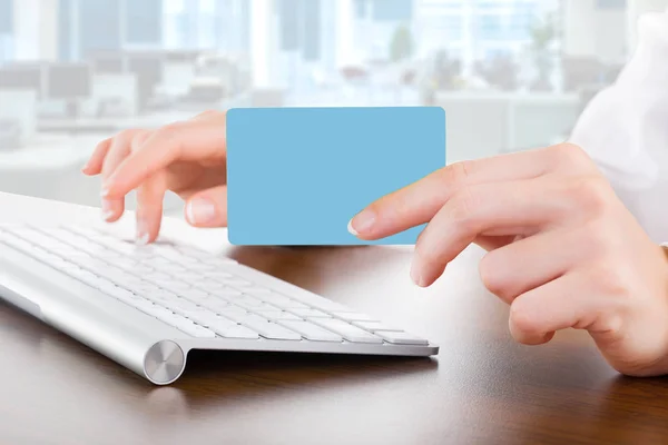 Mains féminines tapant sur clavier d'ordinateur blanc dans le bureau et giv — Photo