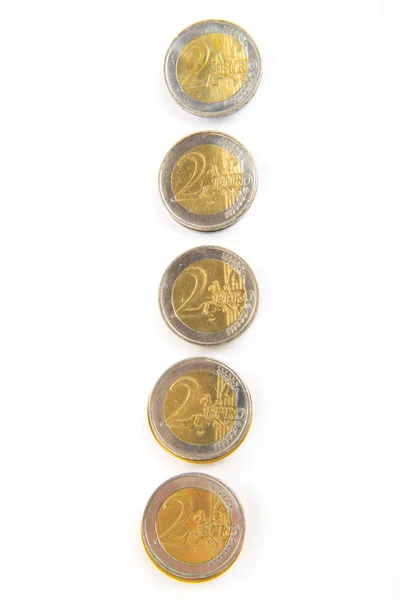 Linie zlatých mincí eura na bílém pozadí — Stock fotografie