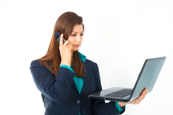 Ocupada mujer de negocios bastante hablando por teléfono y mantenga portátil —  Fotos de Stock
