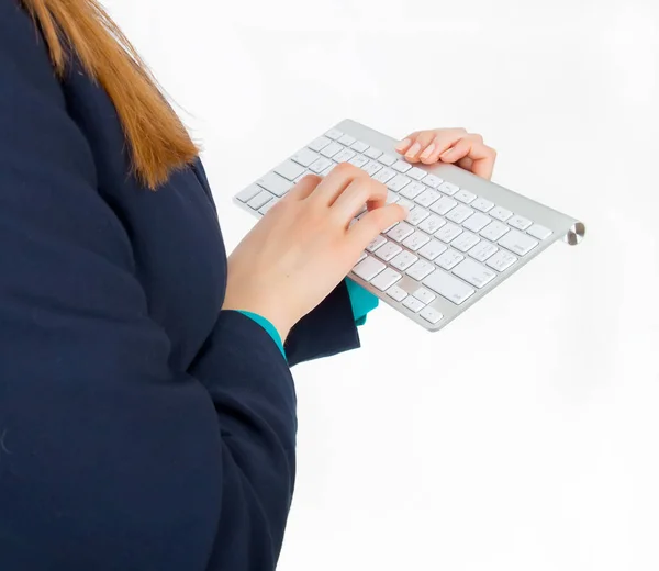 Weibliche Hand tippt auf der Computertastatur isoliert auf weißem Ba — Stockfoto