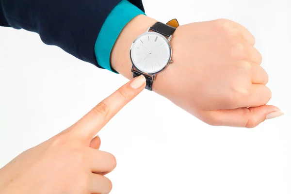 Zakenvrouw wijzen haar horloge op witte achtergrond — Stockfoto