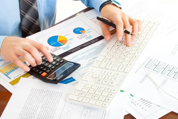 kalem, klavye, hesap makinesi ile işyerinde iş adamı