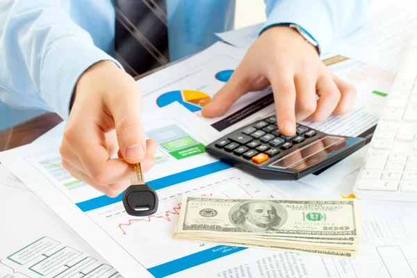 Gerente do sexo masculino dando chave e dinheiro da conta na calculadora — Fotografia de Stock
