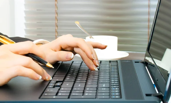 Affärskvinna på arbetsplatsen med laptop — Stockfoto