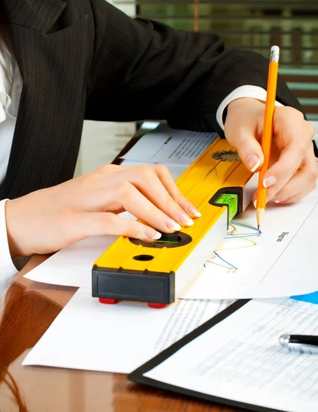 Ontwerper vrouw handen in office — Stockfoto