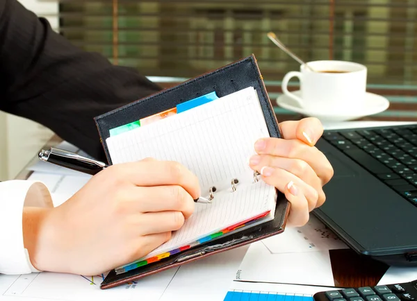 Affärskvinna händer i office — Stockfoto