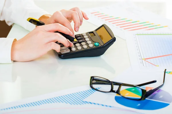 Geschäftsfrau arbeitet im Büro mit Dokumenten — Stockfoto