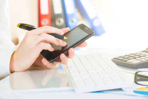 Business woman take gadget phone in office — Stock Photo, Image