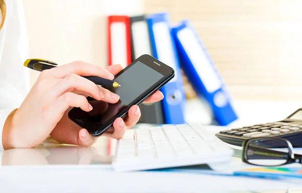 Business woman take gadget phone in office — Stock Photo, Image