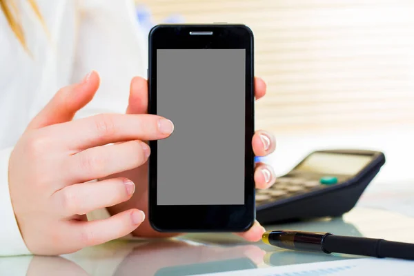 Business woman show gadget phone in office — Stock Photo, Image