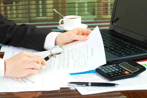 Mujer de negocios manos en la oficina — Foto de Stock