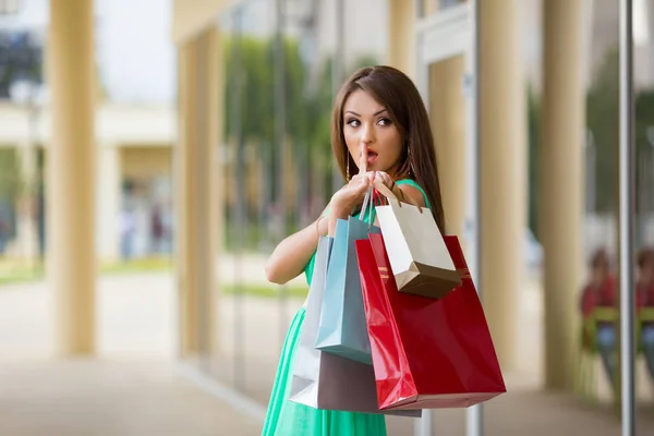 Atemberaubende und sehr schöne Frau im Kleid mit langen braunen Haaren — Stockfoto