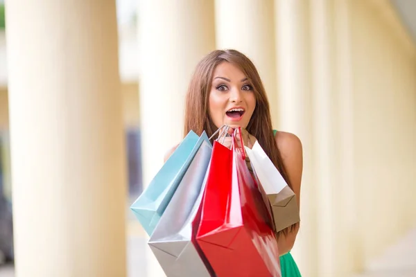 Atemberaubende und sehr schöne Frau im Kleid mit langen braunen Haaren — Stockfoto