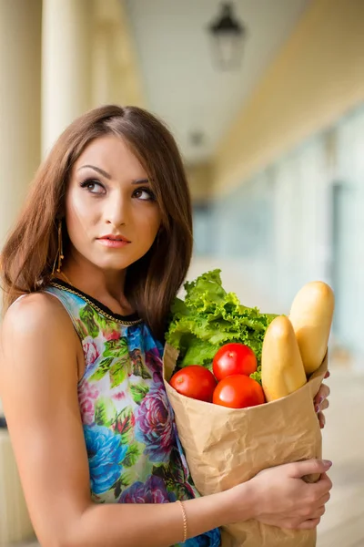 Splendida e molto bella donna in abito con lunghi capelli castani — Foto Stock